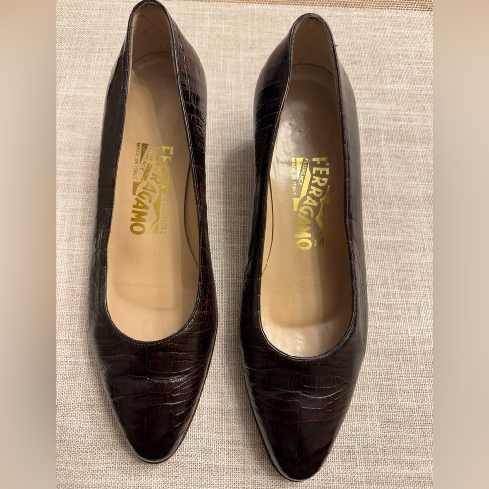 Vintage Salvatore Ferragamo Dark Brown crocodile- embossed Leather Pump size 6 C